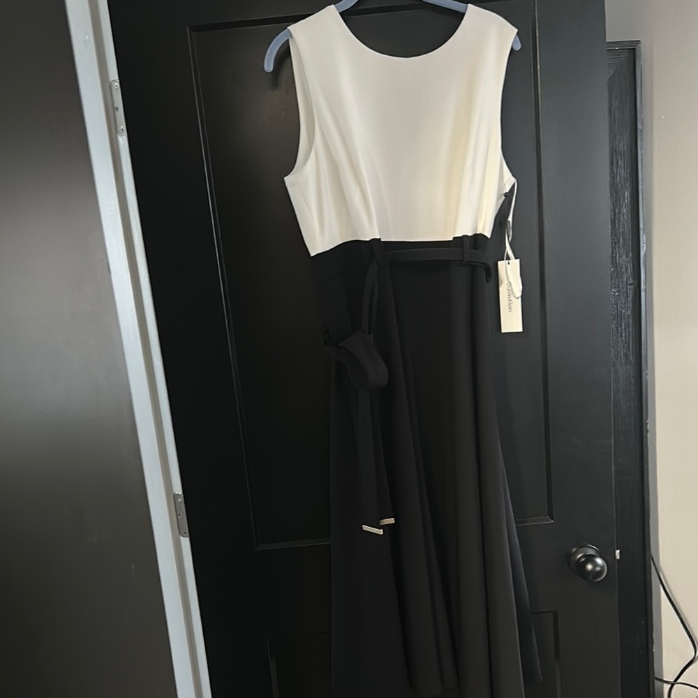 Calvin Klein Elegant Black and White Sleeveless Dress